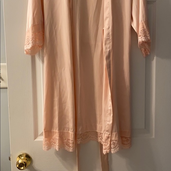 Pink Robe - Picture 5 of 9